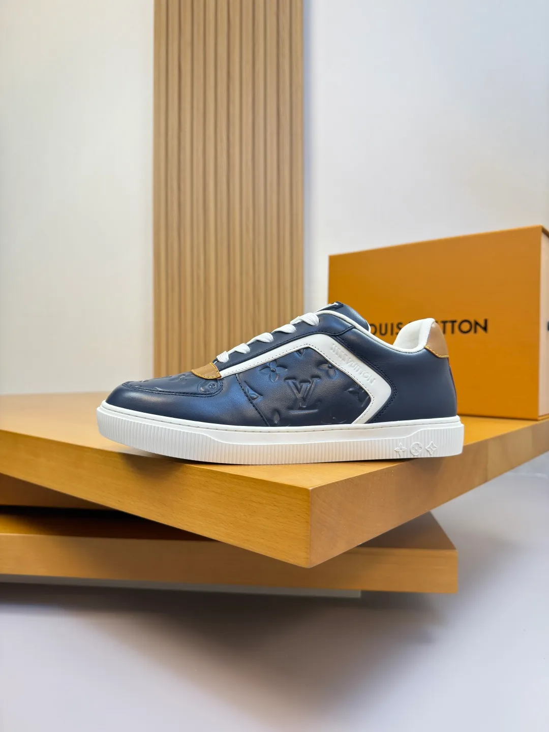 [L Home] Top P: 740💰 Size: 39-44 (customized for 38.45) 2026🆕 Lv new men's high-end original casual sports sneakers Upper: 🔝Nappa calfskin. Air-pressured brand totem, toe box, heel. Air-pressured brand logo, tongue. Sewn brand plastic module Lining: Brand canvas Outsole: Ultra-light TPR rubber; Molded outsole Super high quality control and fine workmanship.